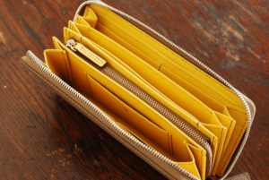 ドイツシュリンク：革色トープ『ラウンドファスナー財布』
